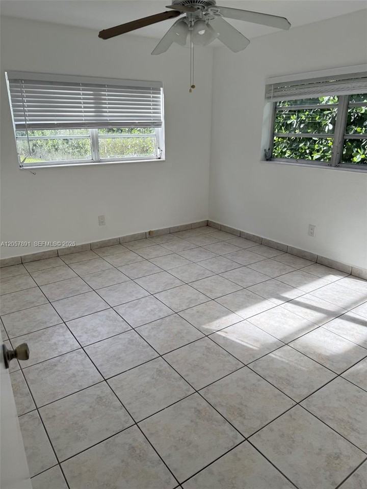 4855 University Dr - Photo 5 of 8