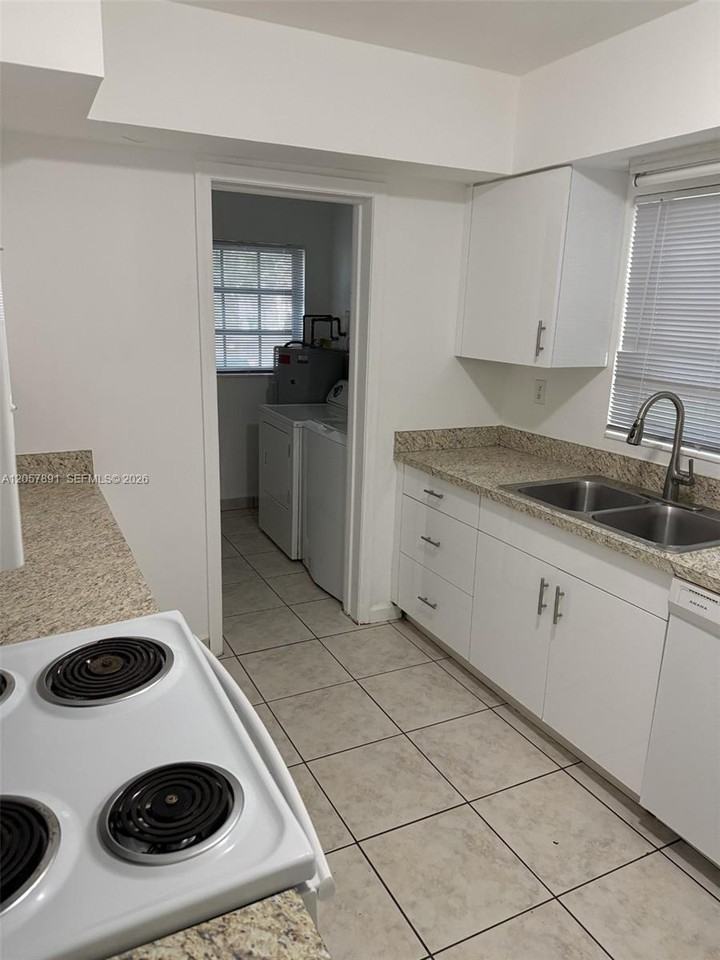 4855 University Dr - Photo 7 of 8