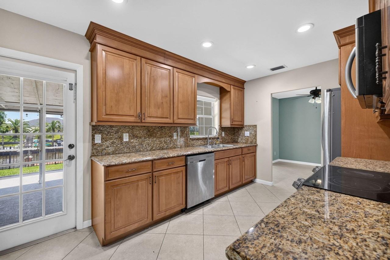 416 S Naranja Ave - Photo 5 of 50