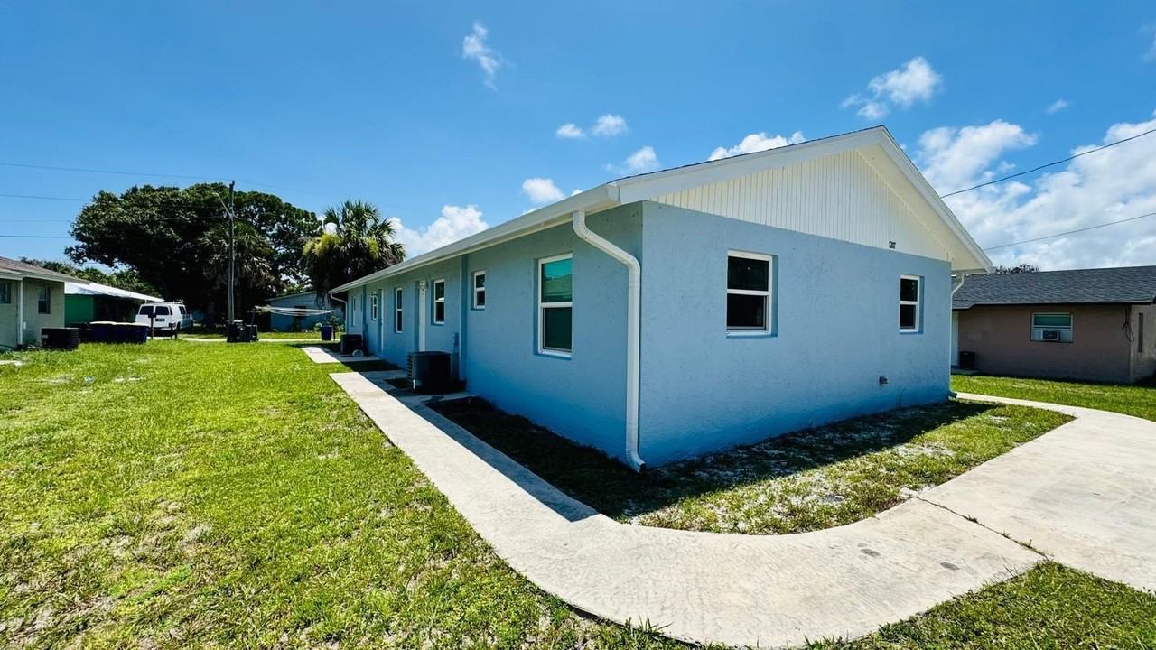 1207 Avenue K - Photo 3 of 4