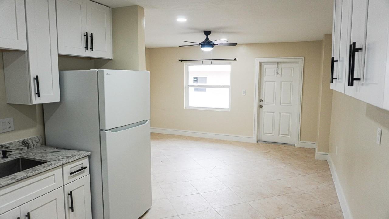 1502 Avenue I #B - Photo 2 of 7