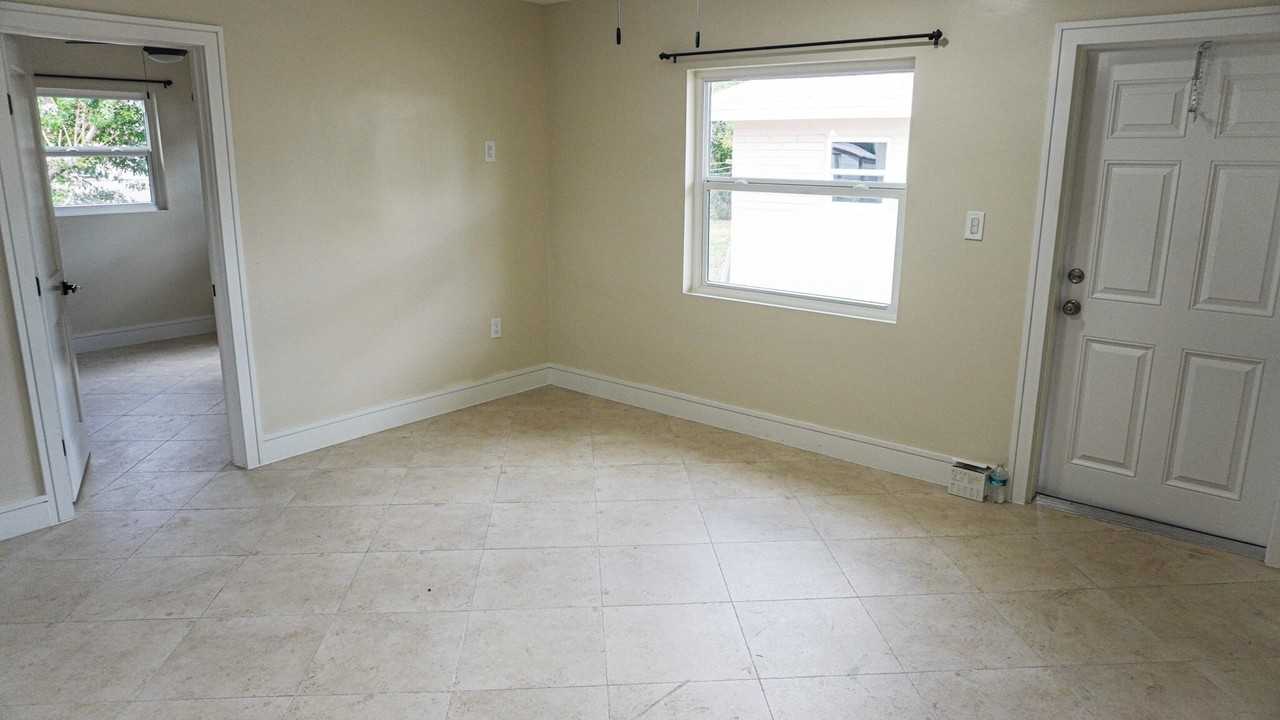 1502 Avenue I #B - Photo 3 of 7