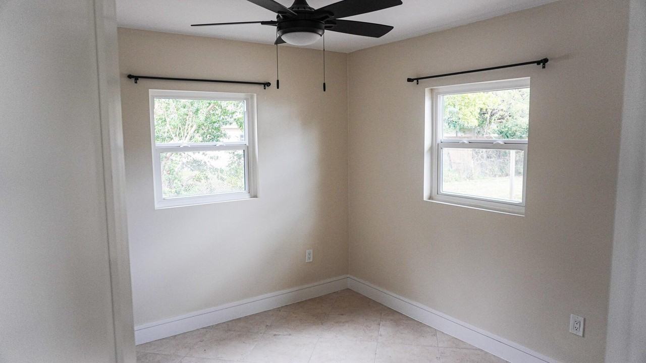 1502 Avenue I #B - Photo 4 of 7