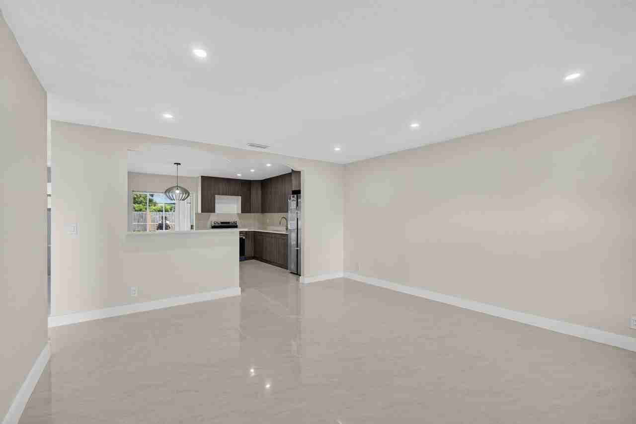 3943 Roan Ct W - Photo 5 of 44
