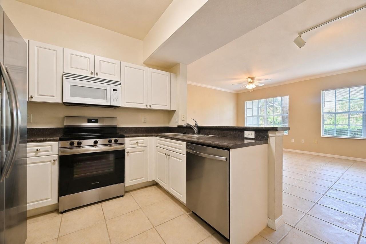 356 Se Rogers Ct - Photo 2 of 35