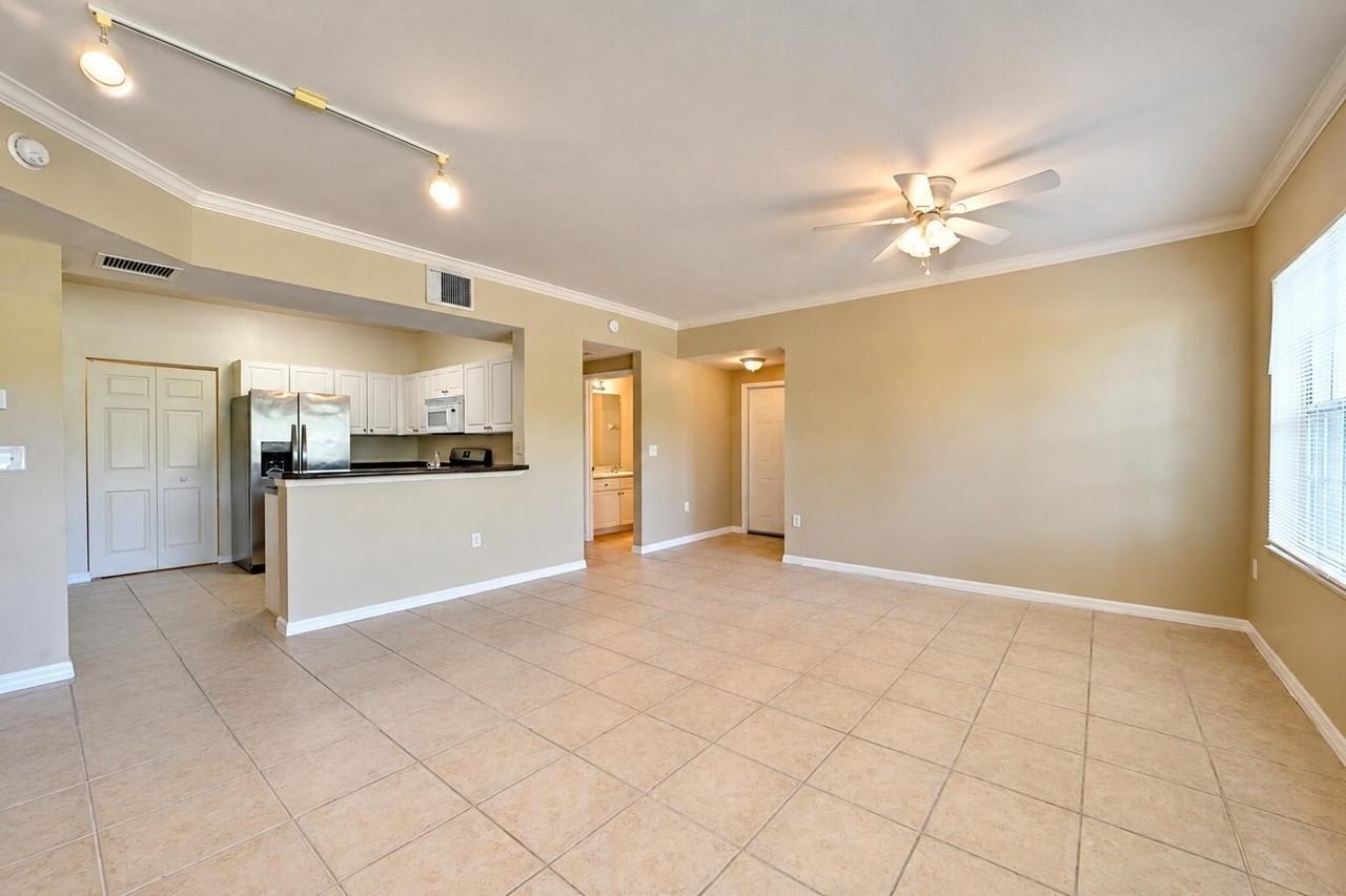 356 Se Rogers Ct - Photo 4 of 35