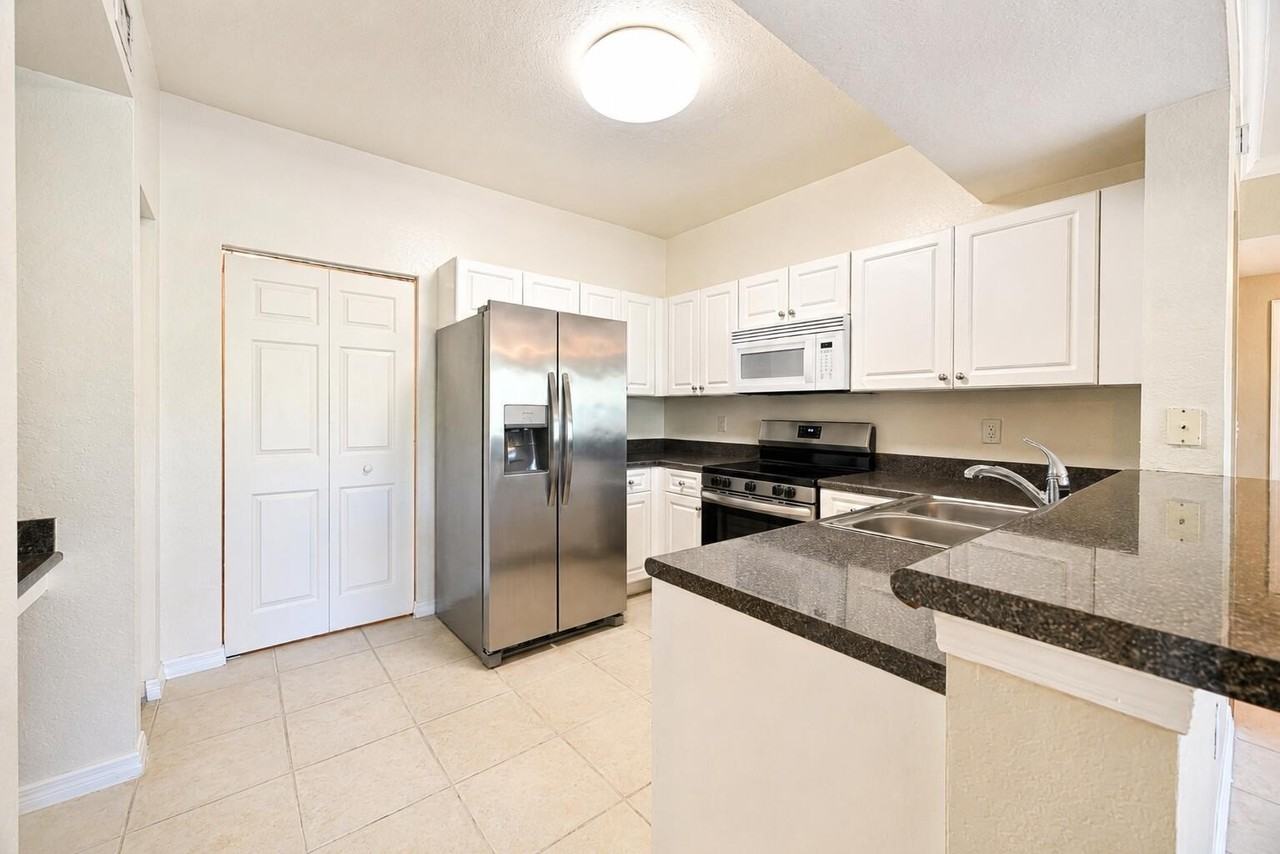 356 Se Rogers Ct - Photo 5 of 35