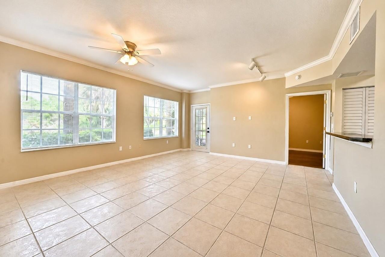 356 Se Rogers Ct - Photo 6 of 35