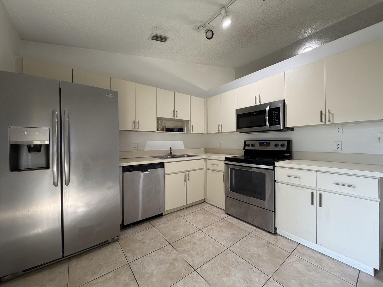 1104 Goldenrod Rd #C - Photo 7 of 17