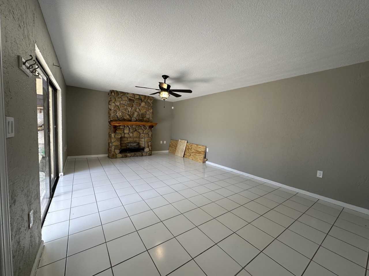 308 3rd Ct - Photo 4 of 18
