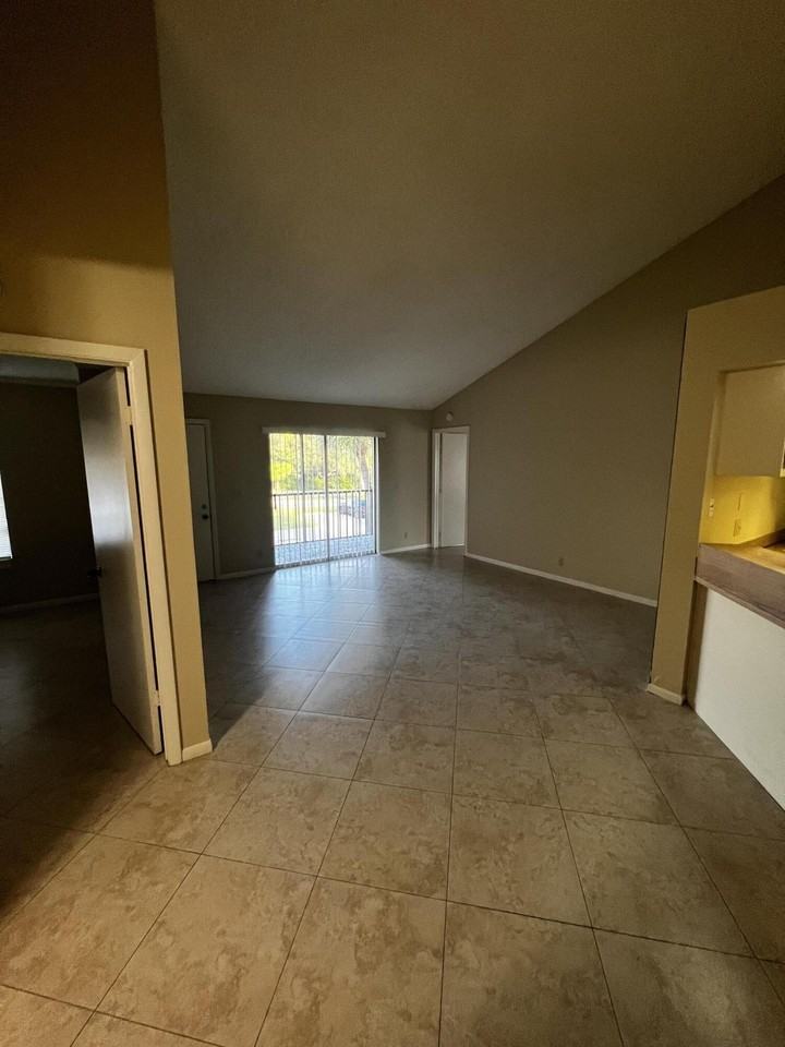 4215 S 57th Ave #E - Photo 3 of 14