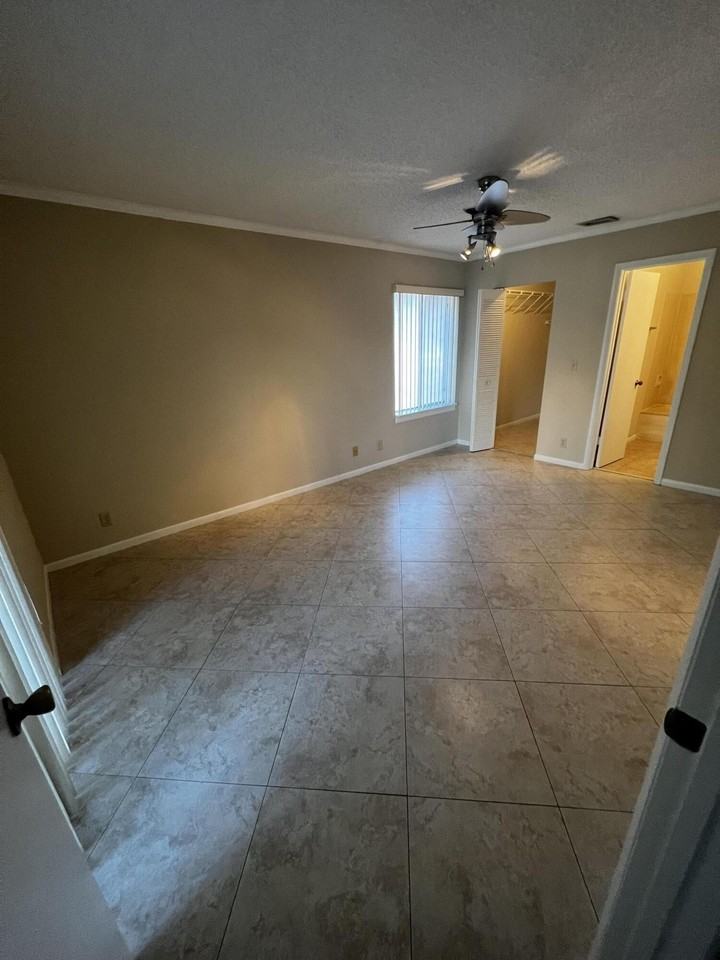 4215 S 57th Ave #E - Photo 5 of 14