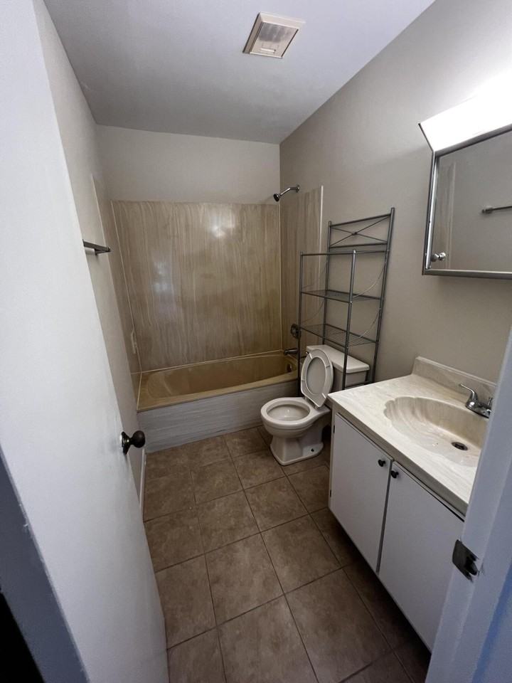 4215 S 57th Ave #E - Photo 7 of 14