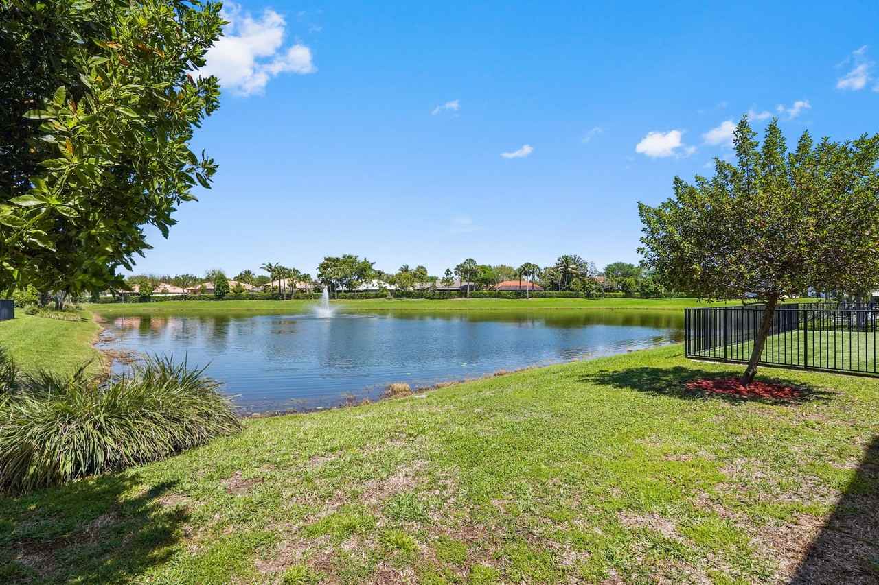 1826 Lake Cove Dr - Photo 7 of 44