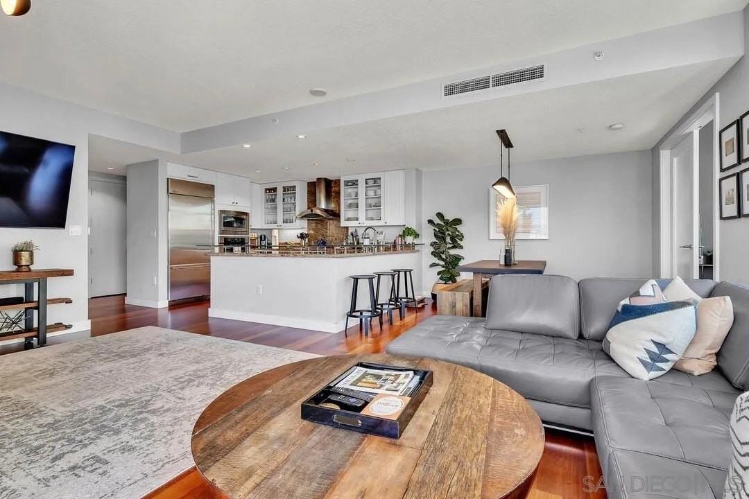 1205 Pacific Hwy #1706 - Photo 5 of 24