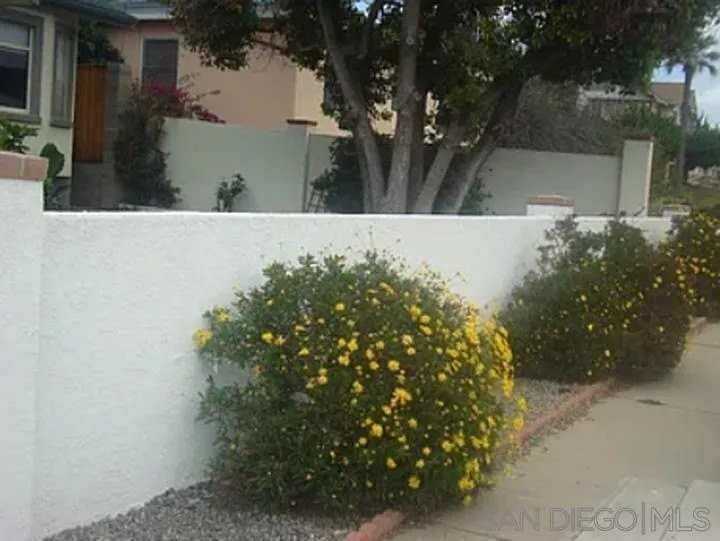 2220 Rosecrans St - Photo 2 of 31