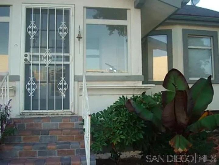 2220 Rosecrans St - Photo 4 of 31