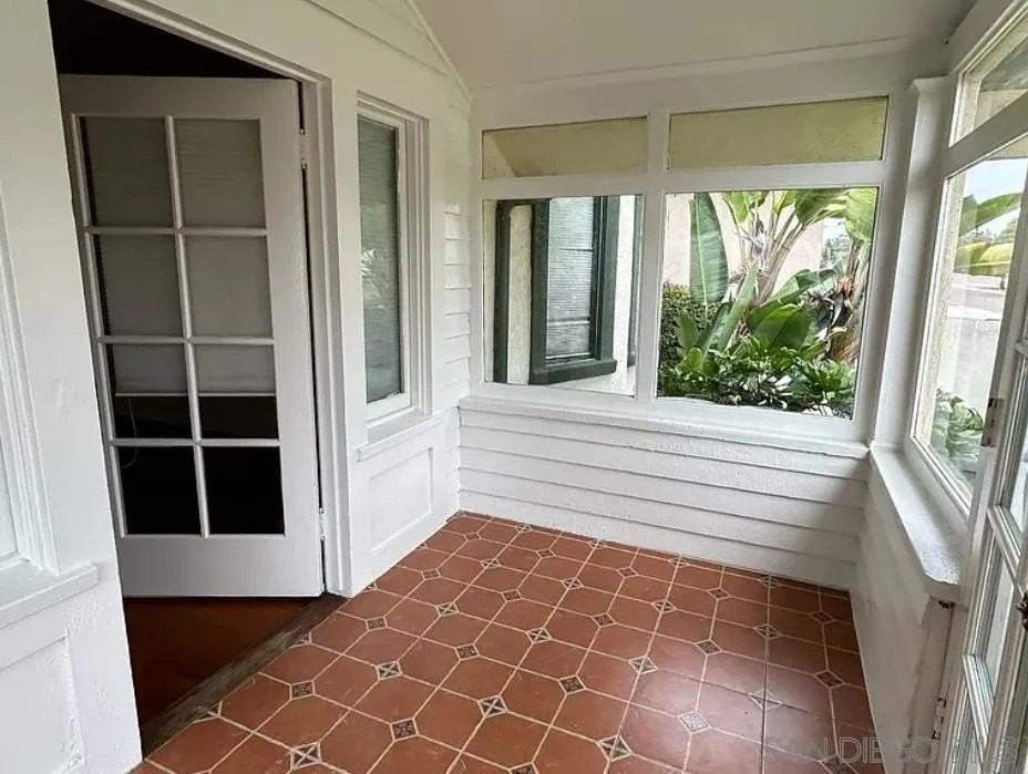 2220 Rosecrans St - Photo 6 of 31