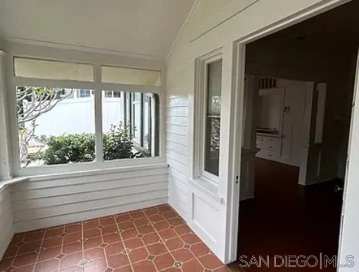 2220 Rosecrans St - Photo 7 of 31