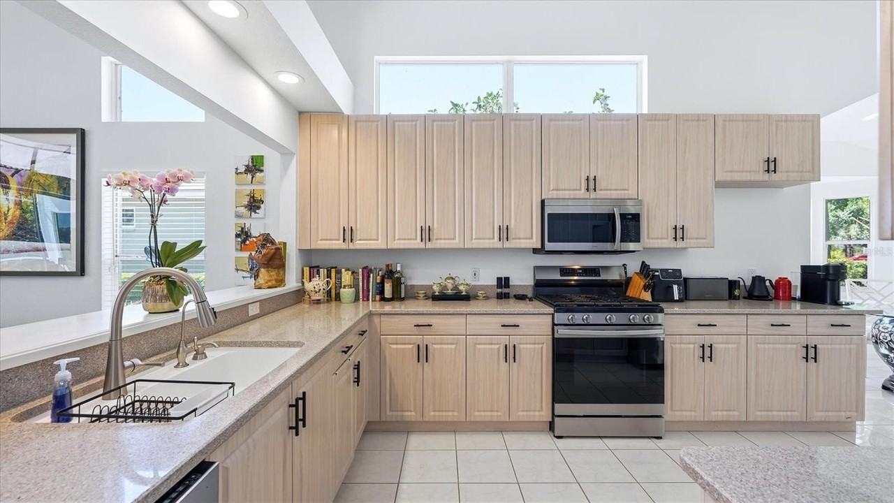 8009 Hampton Ct - Photo 6 of 50