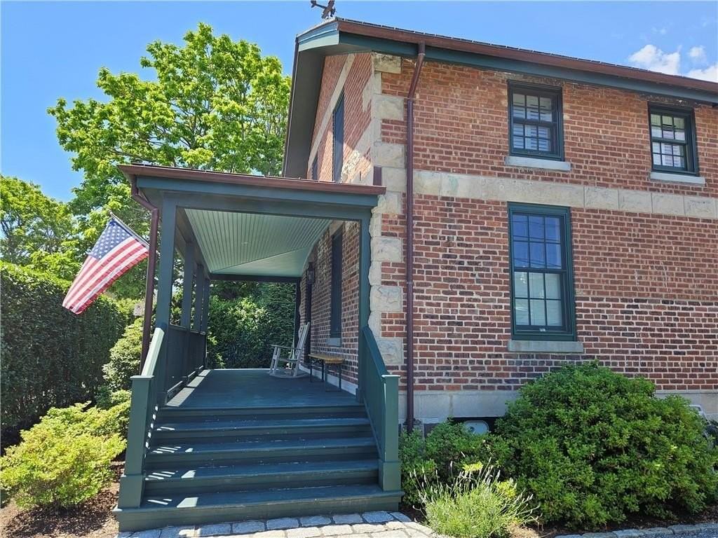 209 Coggeshall Ave - Photo 3 of 49