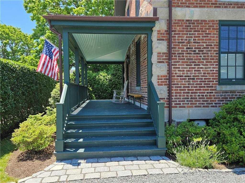 209 Coggeshall Ave - Photo 4 of 49