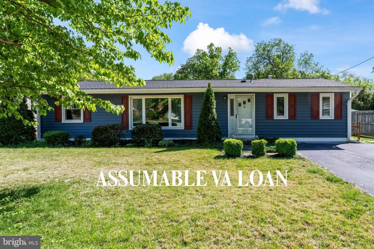 8005 Woodholme Cir - Photo 2 of 31