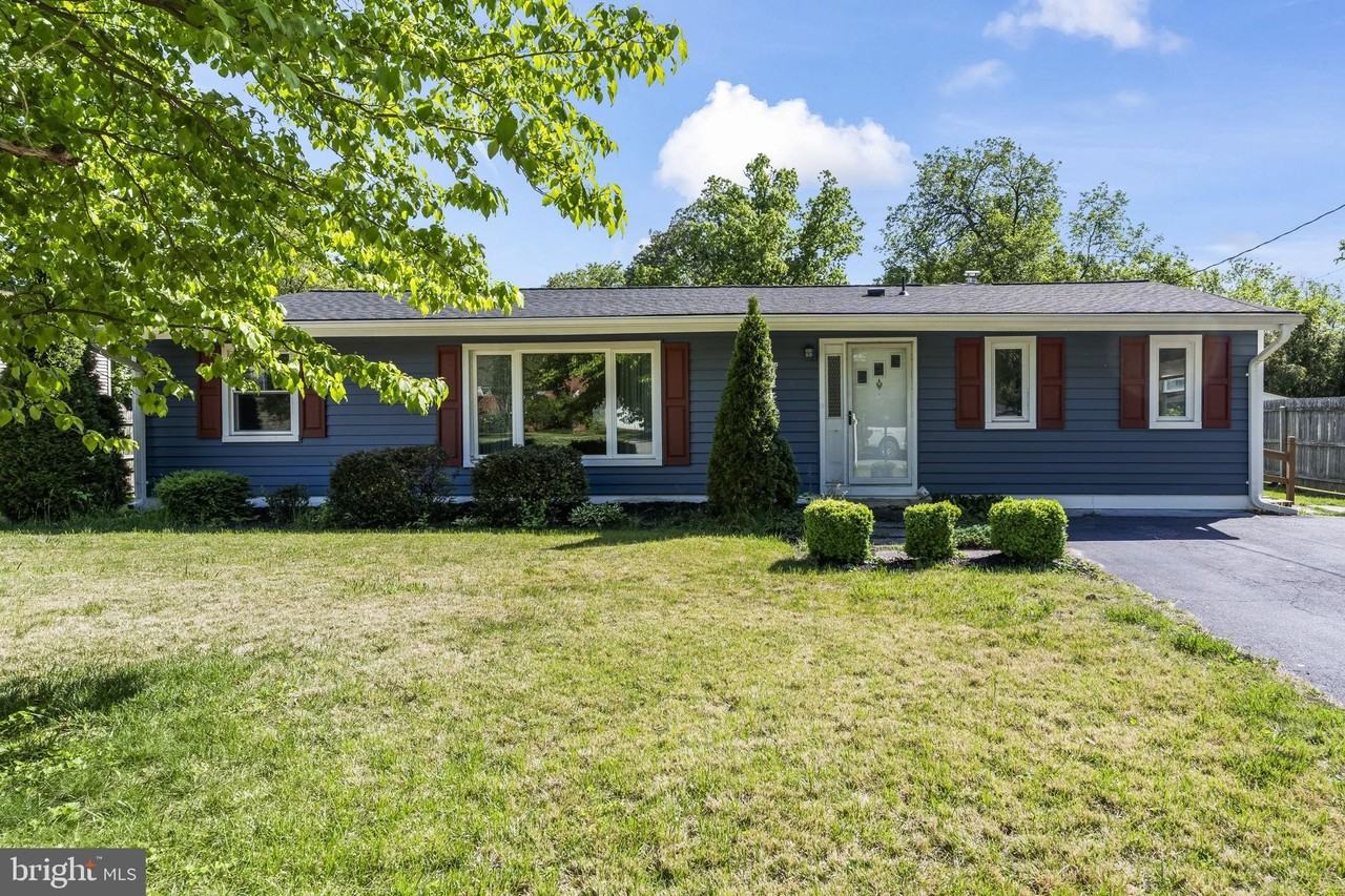8005 Woodholme Cir - Photo 3 of 31