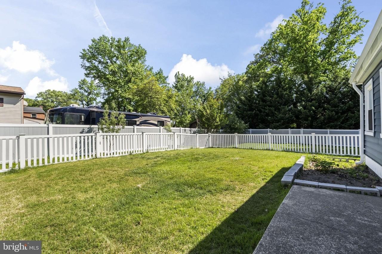 8005 Woodholme Cir - Photo 4 of 31