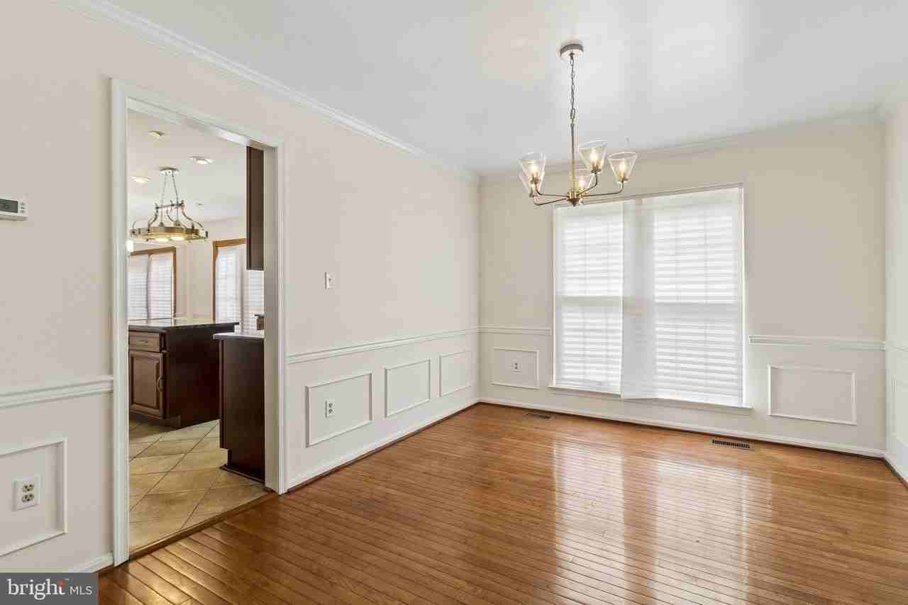 820 Chatsworth Dr - Photo 4 of 18