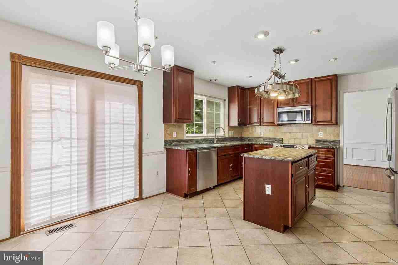 820 Chatsworth Dr - Photo 7 of 18