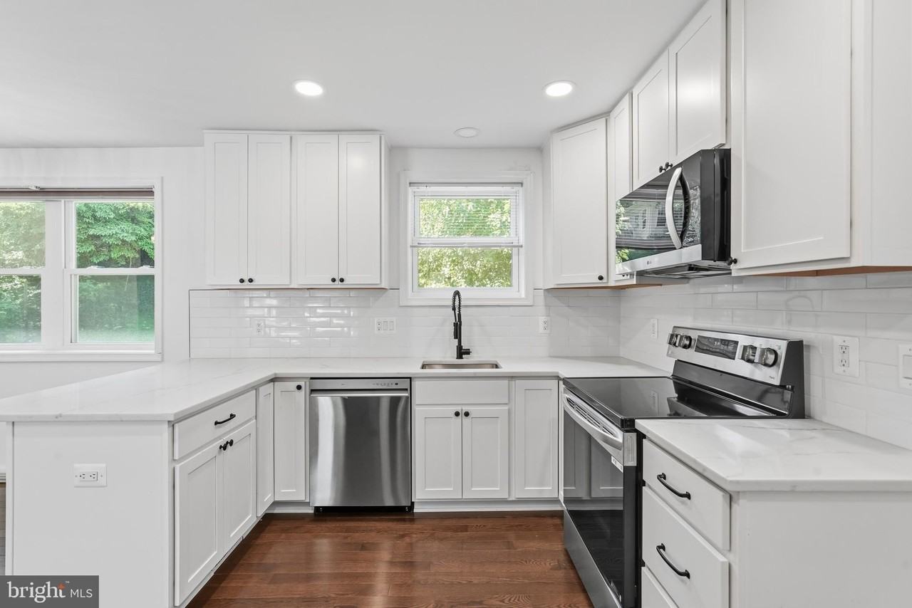1921 Ruatan St - Photo 4 of 18