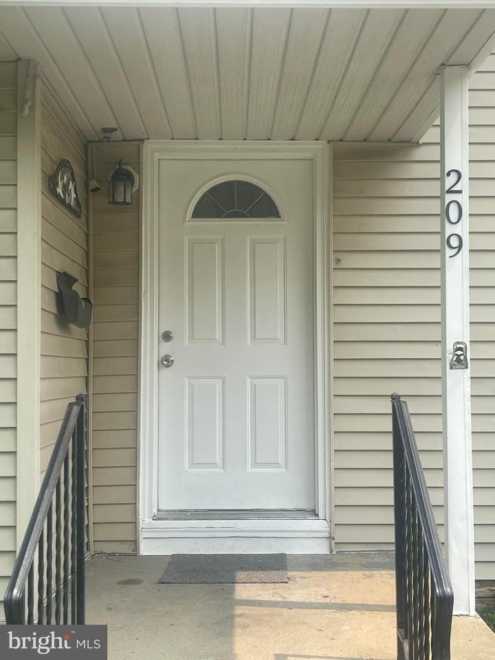 209 Maine Ave - Photo 2 of 27