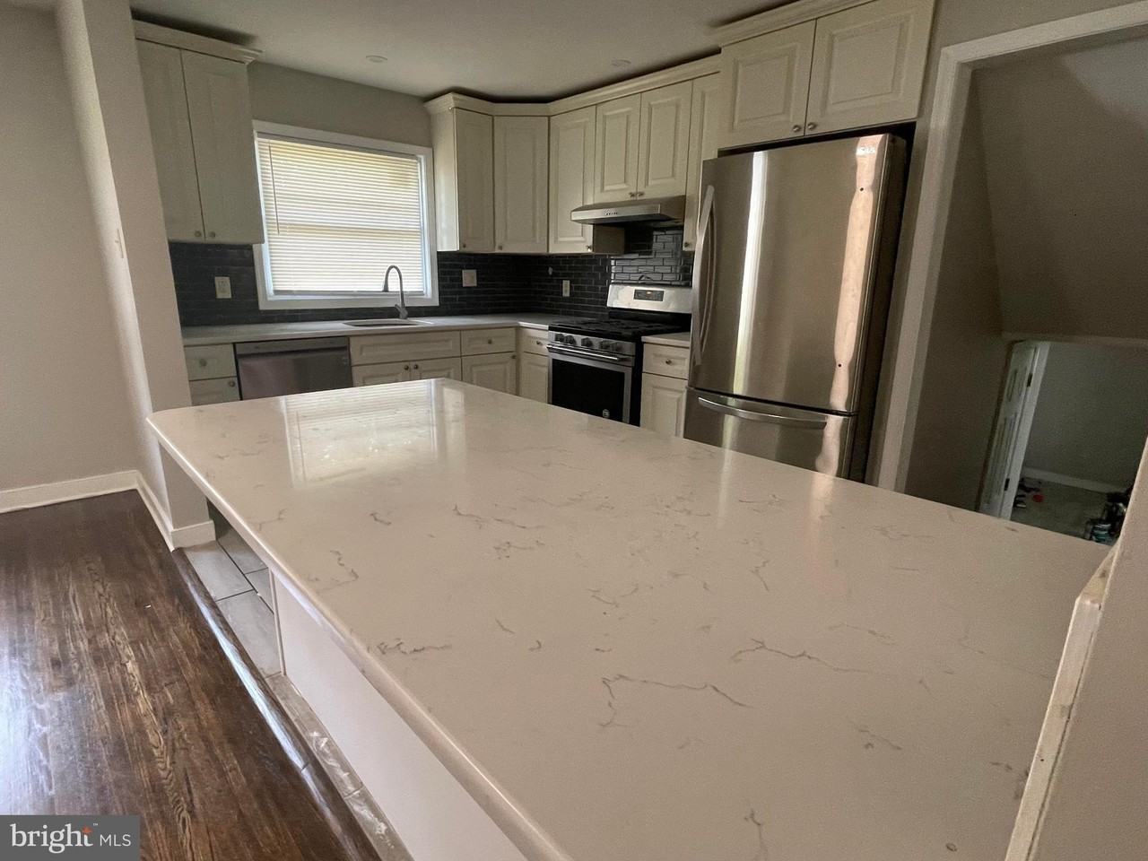 209 Maine Ave - Photo 3 of 27