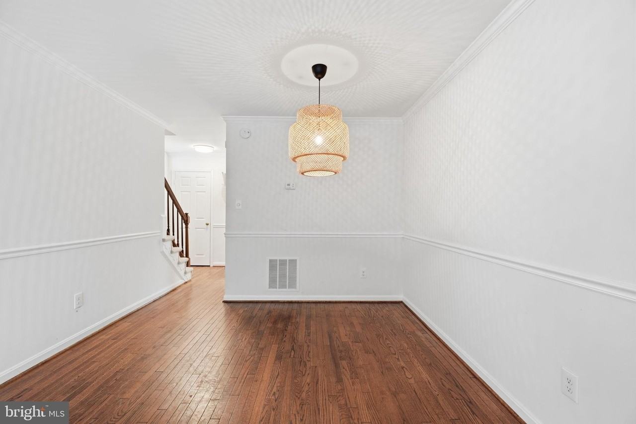 541 Colecroft Ct - Photo 5 of 33