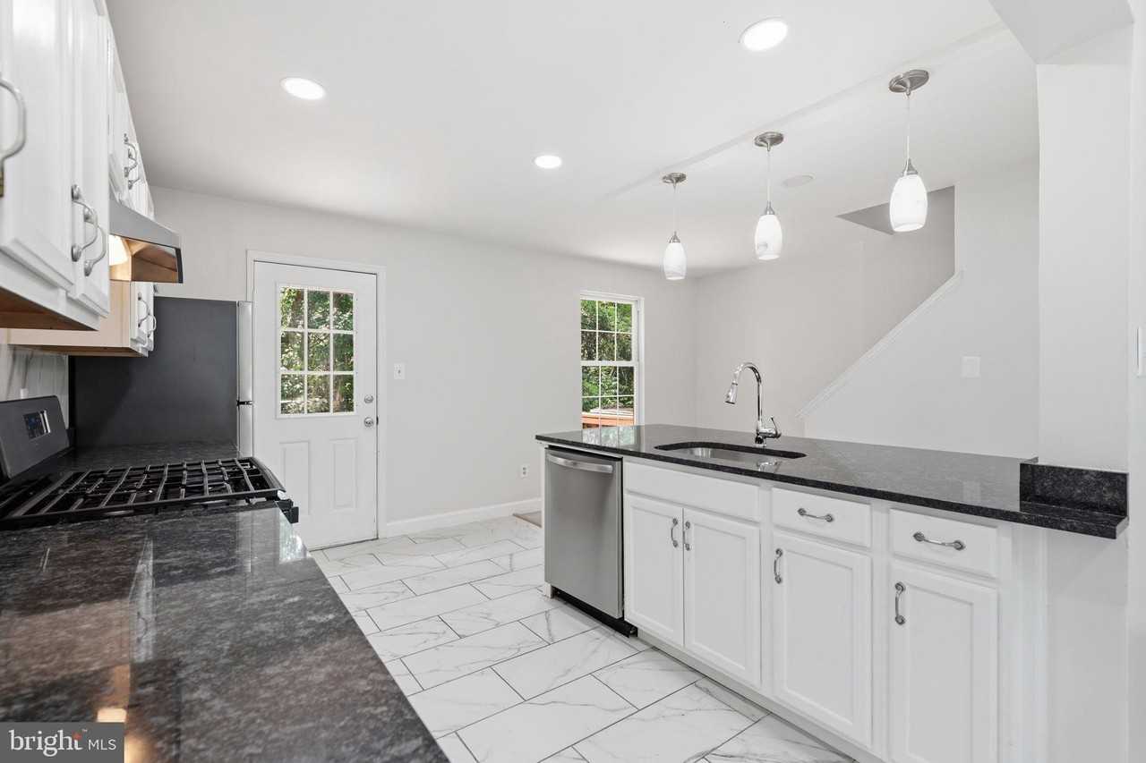 1921 Winslow Ct - Photo 6 of 35