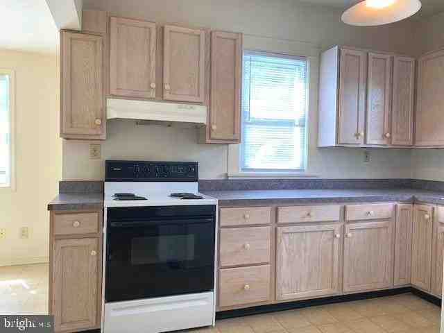 218 Claiborne Ave - Photo 4 of 12