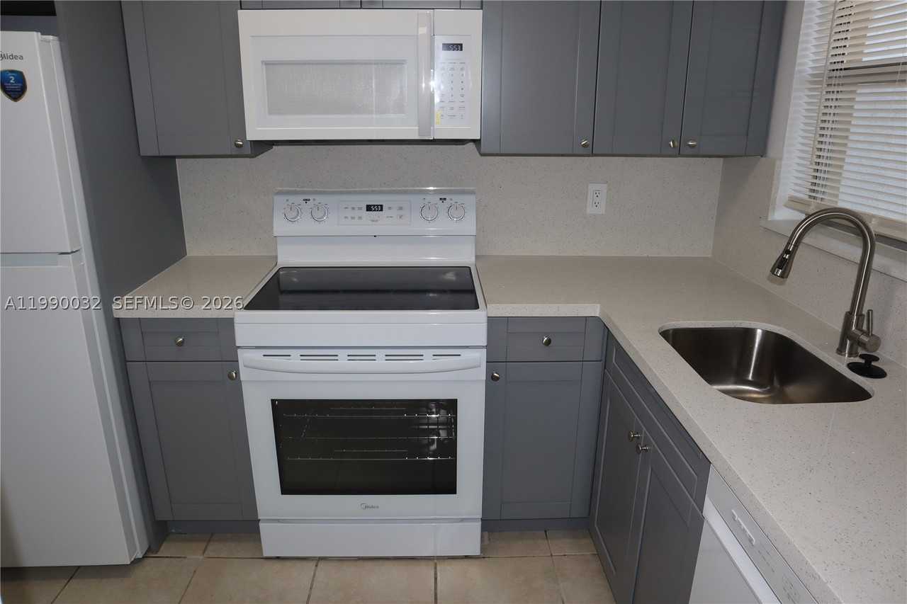 8500 Sunrise Lakes Blvd #111