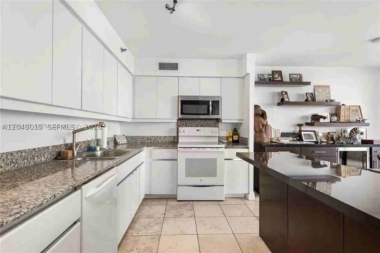 5757 Collins Ave #2006 - Photo 7 of 14