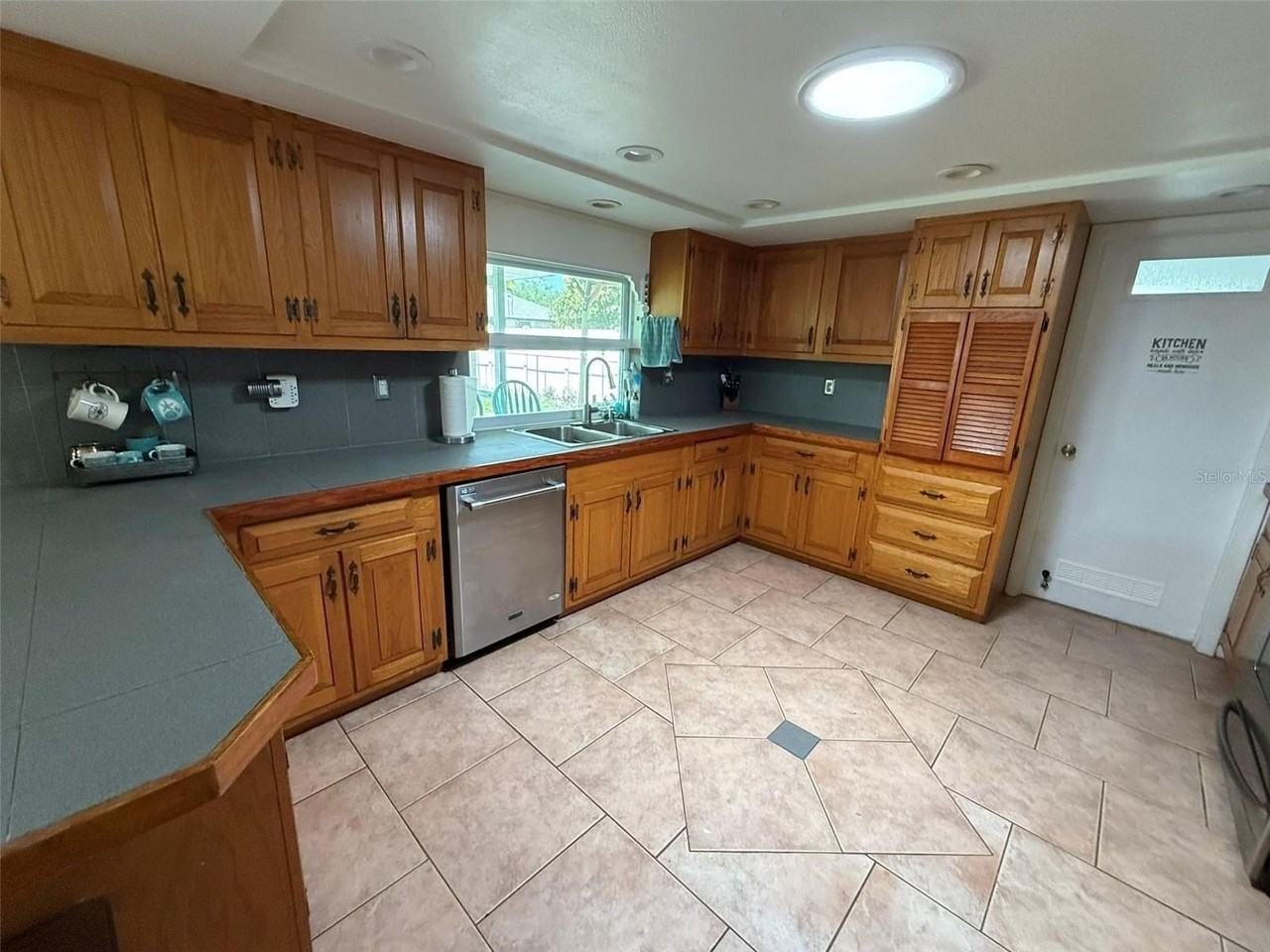 15152 Buswell Ave - Photo 7 of 23