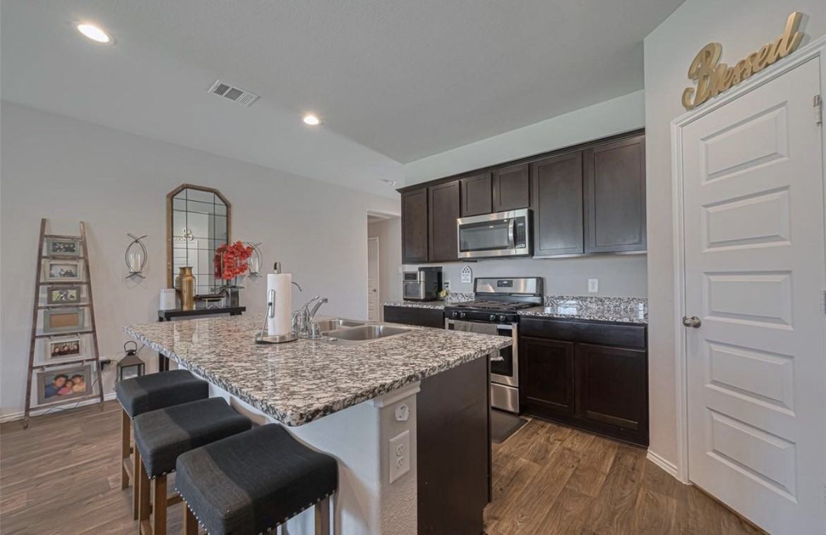 3923 Hawaiian Ct - Photo 3 of 7
