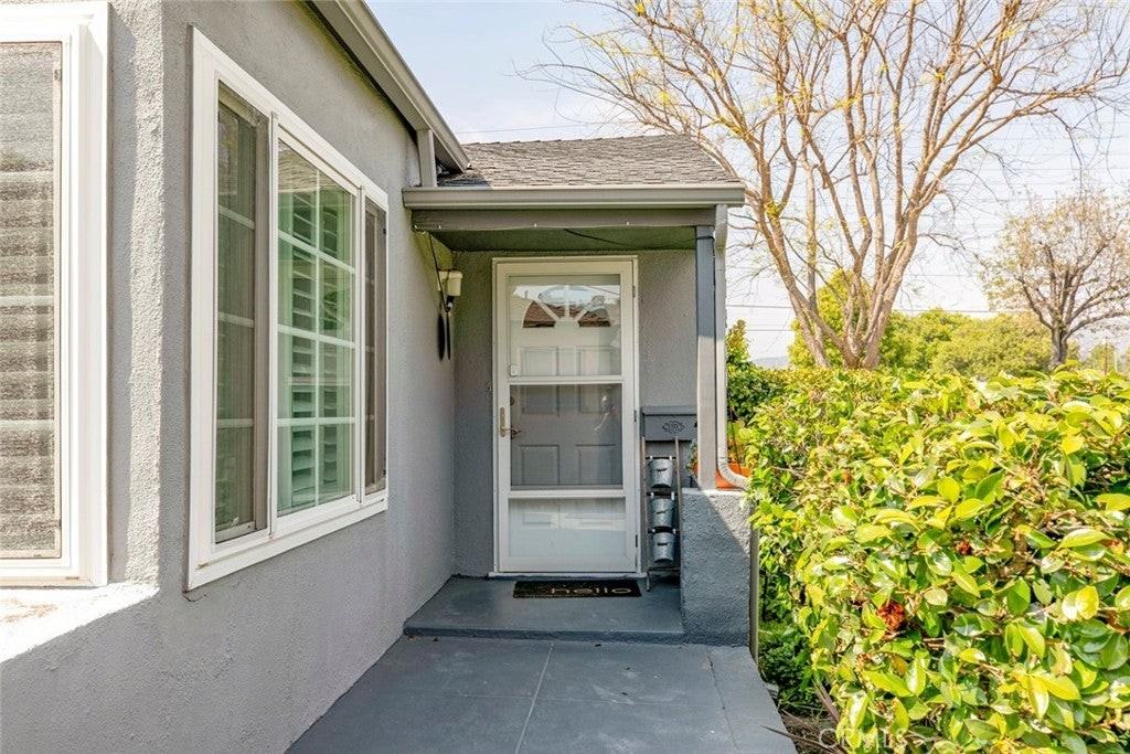 1527 N Screenland Dr - Photo 2 of 18