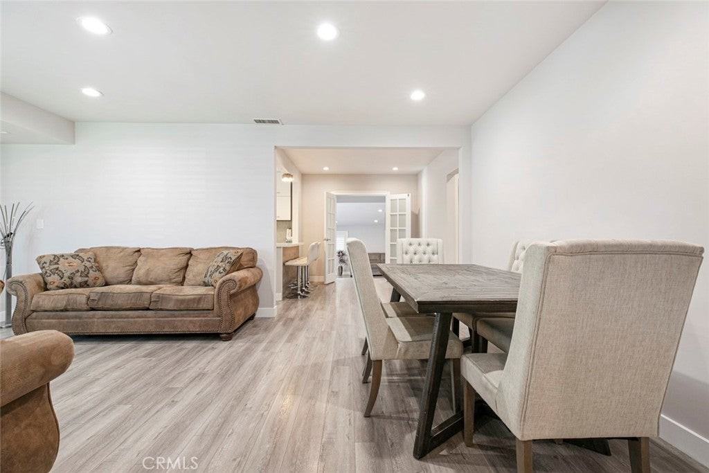 1527 N Screenland Dr - Photo 4 of 18