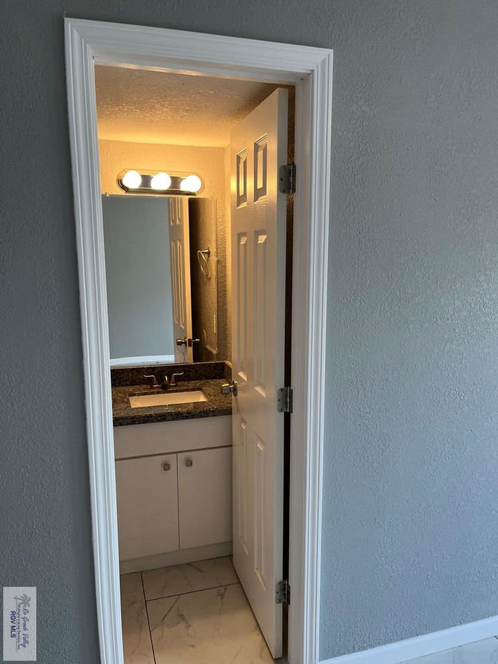 544 Galveston Rd Apt A - Photo 6 of 17