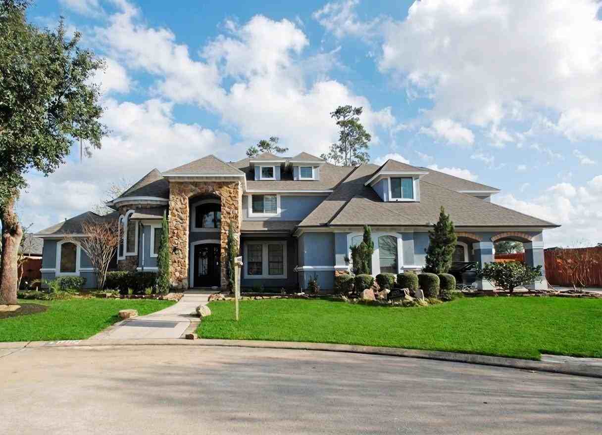 15823 Medina Lake Ln - Photo 3 of 46