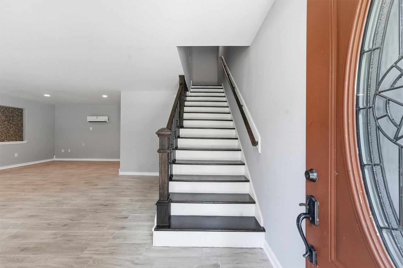 15621 Northland Dr - Photo 4 of 29