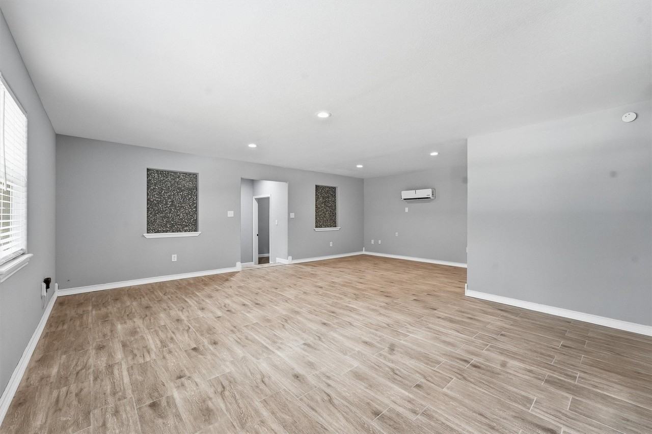 15621 Northland Dr - Photo 5 of 29