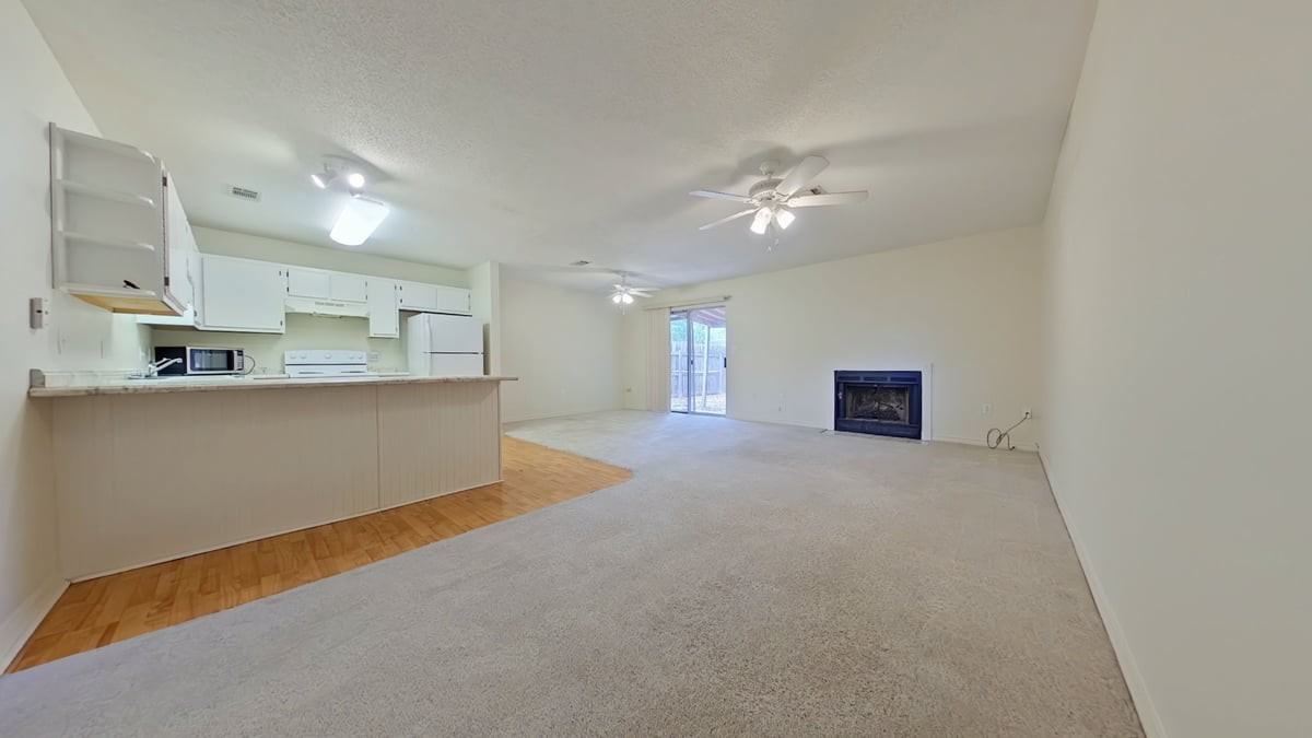 715 Lloyd St - Photo 3 of 14