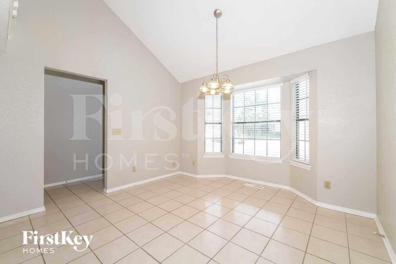 1008 Sennybridge Dr - Photo 5 of 19