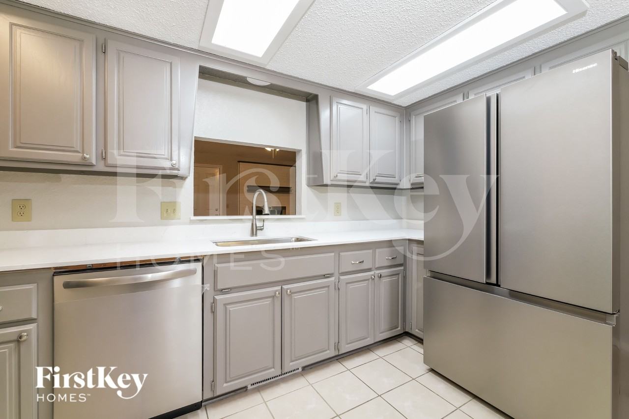 1008 Sennybridge Dr - Photo 7 of 19
